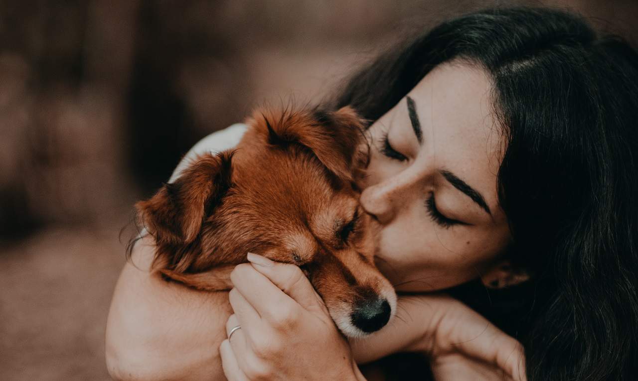 femme embrassant son chien